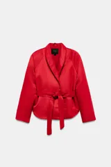 Cazadora corta de Zara color rojo, con cuello smoking, manga larga y cinturón ajustable del mismo tejido.