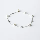 Pulsera de plata 925 con perlas de río blancas y bolitas plateadas.