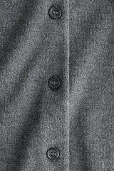 Saco de punto fino en color gris, con cierre frontal de botones, cuello redondo y terminaciones acanaladas en puños y bajo.