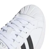 Championes Adidas Court Low de diseño clásico, color blanco con las icónicas tres tiras laterales en negro. Presentan puntera reforzada y suela de plataforma plana con el logo de la marca grabado en el lateral.