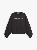 Sweater de cuello redondo color negro, con mangas largas y puños de canalé. Presenta el logo de la marca bordado en el pecho en color blanco.