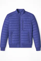 Campera roja matelaseada con cuello mao, cierre frontal con cremallera, bolsillos laterales con cremallera y puños y bajo elastizados.