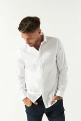 Camisa blanca de corte slim fit, cuello italiano y logo bordado en el pecho.