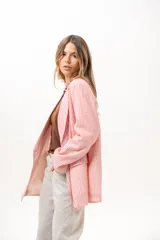 Blazer cruzado de rayas rojas y blancas, con solapas de muesca, bolsillos con solapa en los laterales y cierre de dos botones rojos.