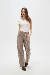 Pantalon de jean de corte recto y tiro alto, con estampado floral en tonos marrones.