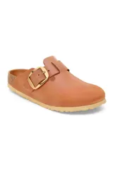 Zueco Birkenstock modelo Boston Big Buckle, color cognac, con capellada de cuero, hebilla grande metálica dorada y suela de corcho y goma.