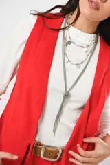 Chaleco rojo sin mangas con escote en V y lazos para anudar.