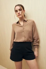 Camisa color café con textura sutil, cuello clásico, botones forrados a tono y mangas largas con puños fruncidos.