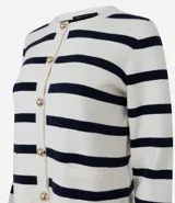 Cardigan de punto con diseño rayado horizontal en color blanco y rojo. Presenta escote redondo, manga larga, cierre frontal con botones dorados y bolsillos delanteros discretos. Posee una caída estructurada y acabado sofisticado.
