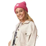 Gorro tipo beanie de tejido de punto acanalado, con vuelta y etiqueta decorativa frontal.