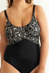 Malla entera negra con estampado abstracto en blanco y negro en la parte superior, escote cruzado y breteles finos regulables.