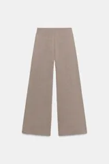 Pantalón de piqué color gris topo, de tiro medio con cintura elástica interior y diseño de pierna ancha.