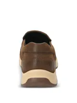 Zapatos slip on Hush Puppies modelo Consin, color marrón, con aparado de cuero, suela de goma y diseño cómodo sin cordones.