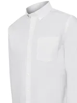 Camisa de manga larga RKF modelo Cityscape, de corte regular fit y color blanco. Presenta cuello con botones, cierre frontal abotonado y un bolsillo ojal en el pecho con el logo bordado al tono.