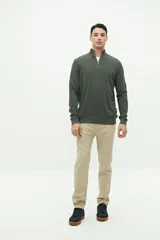 Buzo azul de felpa con medio cierre frontal, cuello alto y logo de goma en el pecho.