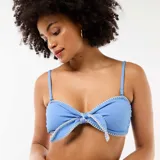 Top bandeau de bikini azul con nudo frontal y pespuntes decorativos en color blanco. Cuenta con tirantes finos regulables.