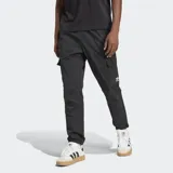 Pantalón cargo negro de tejido plano, con cintura elástica ajustable con cordón, bolsillos laterales y bolsillos cargo con logo Adidas Trifolio en blanco.