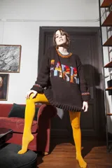 Sweater tejido de lana merino color crudo con bordado multicolor con la palabra "FARRA" en el frente.