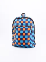 Mochila con estampado a cuadros en tonos azul y naranja, con bolsillo frontal y tirantes ajustables.