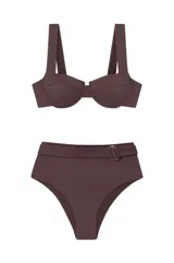 Bikini de dos piezas color marrón chocolate con textura acanalada. El top es tipo balconette con aros y copas extraíbles, con tirantes anchos. La bombacha es de tiro alto con diseño retro, completamente forrada, y cuenta con un cinturón decorativo con hebilla a tono.