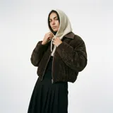 Chaqueta de pana marrón con diseño puffer, cuello de solapa en cuero sintético a tono y cierre frontal con cremallera.