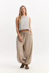 Blusa crop sin mangas de cuello redondo, con diseño a rayas en tonos azul y blanco, y espalda abierta con cierre de botones.