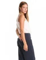 Pantalón de corte wide leg y largo cropped, confeccionado en tejido con micro-pespunte. Presenta cintura ancha estilo pull-on, bolsillos laterales discretos y dobladillo ancho en el ruedo.
