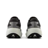 Championes de running New Balance modelo 880 para mujer, color negro con detalles en blanco.