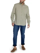 Camisa de manga larga RKF modelo Galiton, confeccionada en popelina de algodón orgánico. Presenta cuello camisero, cierre frontal con botones de madera, bolsillo en el pecho con logo bordado y mangas ajustables con botones.