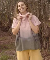 Poncho de lana con cuello rompeviento y diseño degradado en tonos rosa y gris.