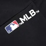 Canguro negro con capucha y cordones ajustables, bolsillo tipo canguro y puños acanalados. Estampado frontal con el logo de los New York Yankees en blanco delineado con puntos.