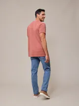 Jean de denim elastizado celeste, corte slim fit.
