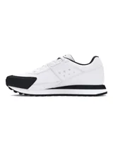 Championes Under Armour modelo Essential Runner, de diseño retro en color blanco con detalles en negro. Presentan parte superior de nailon con revestimientos de gamuza, entresuela de EVA acolchada y suela de goma para mayor tracción.