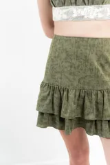 Minifalda verde oliva con textura y volados en el ruedo.