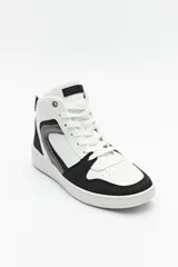 Zapatillas tipo botita color blanco de símil cuero con plataforma de 4cm, detalles metálicos y estampado animal print.