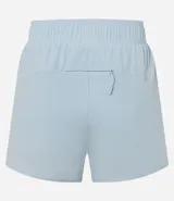 Bermuda deportiva modelo runner de corte holgado, con cintura elástica, bajo redondeado y bolsillo funcional trasero. Confeccionada en tejido de poliéster con elastano.