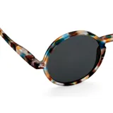 Lentes de sol Izipizi modelo #G Sun, con montura redonda multicolor con patrón carey y lentes grises.