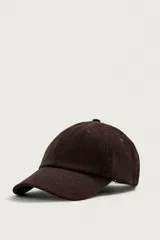 Gorra de seis paneles confeccionada en pana de algodón con visera curva y ajuste en la parte posterior.