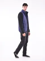 Chaleco acolchado color negro, con cierre frontal y cuello alto.