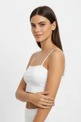 Top de algodón blanco, ajustado al cuerpo, con cuello cuadrado y tirantes finos.