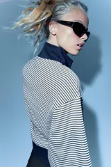 Sudadera de algodón con diseño de rayas horizontales, cuello alto con cierre de cremallera y puños y bajo en color azul marino contrastante.
