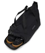 Bolso deportivo tipo duffel de la marca Jansport, color bordó, con doble asa de mano y correa ajustable para hombro. Cuenta con cierre principal, bolsillo frontal con cierre y logo de la marca aplicado.
