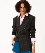 Blazer oversized de sastre Cortelle, color negro con diseño a rayas, cierre cruzado de doble botonadura y solapas clásicas.
