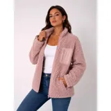 Campera de corderito rosa con cierre frontal, cuello alto y bolsillo frontal con cierre.