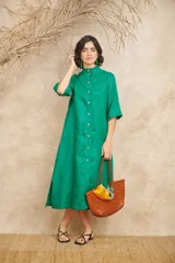 Vestido túnica verde esmeralda de lino, con cuello mao, manga corta y corte oversize.