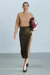 Bolso shopper de cuero bordó con estampado texturizado símil cocodrilo, diseño estructurado y doble asa fina para hombro.