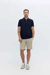 Bermuda de corte recto y largo sobre la rodilla, con diseño clásico de líneas simples y estructura liviana.
