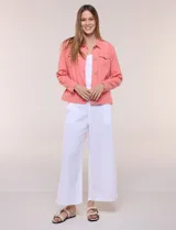 Camperita de lino liviana, marca Dash, con estampado botánico de hojas en tonos azules, verdes y tostados sobre base blanca. Presenta cierre frontal con botones, cuello clásico y bolsillos aplicados en el pecho.