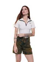 Short de denim color ámbar con vetas oscuras, tiro medio/alto, calce relajado y largo medio.