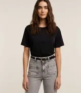 Remera básica de cuello redondo y manga corta, confeccionada en algodón suave y resistente.